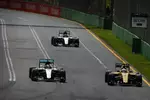 Foto zur News: Lewis Hamilton (Mercedes), Jolyon Palmer (Renault) und Nico Rosberg (Mercedes)