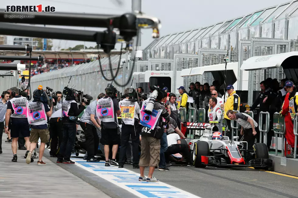 Foto zur News: Romain Grosjean (Haas) und Rio Haryanto (Manor)