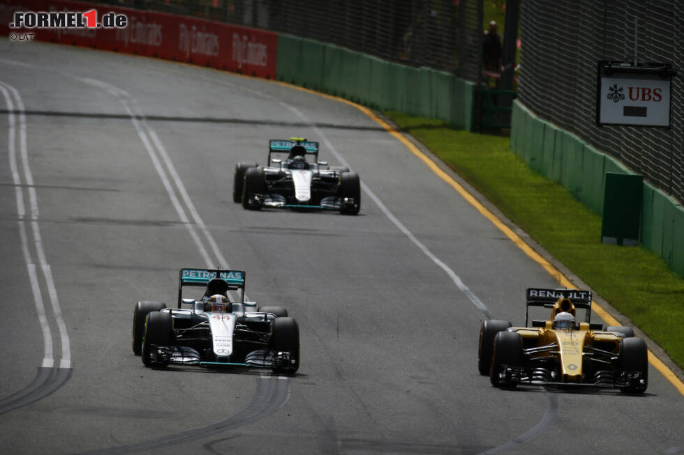 Foto zur News: Lewis Hamilton (Mercedes), Jolyon Palmer (Renault) und Nico Rosberg (Mercedes)