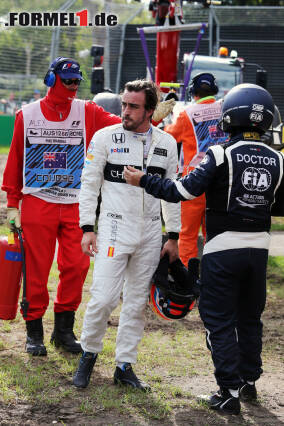 Foto zur News: Fernando Alonso spazierte nach seinem Melbourne-Unfall davon - unter Schmerzen. Es war der jüngste von vier großen Unfällen seiner Formel-1-Karriere, die wir in unserer Fotostrecke zeigen...