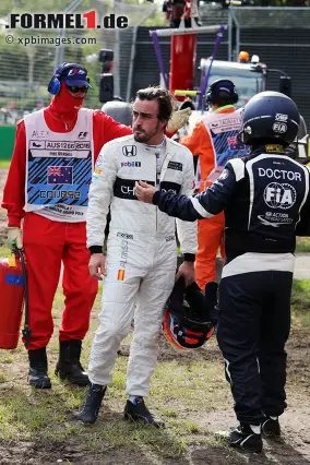 Foto zur News: Fernando Alonso spazierte nach seinem Melbourne-Unfall davon - unter Schmerzen. Es war der jüngste von vier großen Unfällen seiner Formel-1-Karriere, die wir in unserer Fotostrecke zeigen...