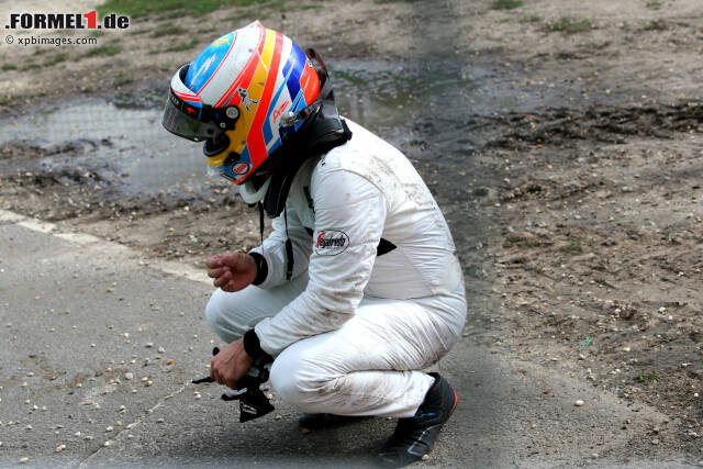 Foto zur News: Fernando Alonso atmete nach dem schweren Abflug erst einmal durch