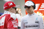 Foto zur News: Kimi Räikkönen (Ferrari) und Nico Rosberg (Mercedes)