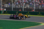 Foto zur News: Jolyon Palmer (Renault) und Carlos Sainz (Toro Rosso)