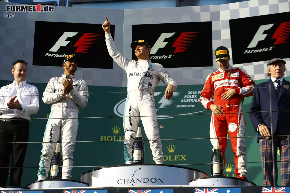 Nico Rosberg (Mercedes), Lewis Hamilton (Mercedes), Sebastian Vettel (Ferrari) und Jackie Stewart Foto zur News: Nico Rosberg (Mercedes), Lewis Hamilton (Mercedes), Sebastian Vettel (Ferrari) und Jackie Stewart