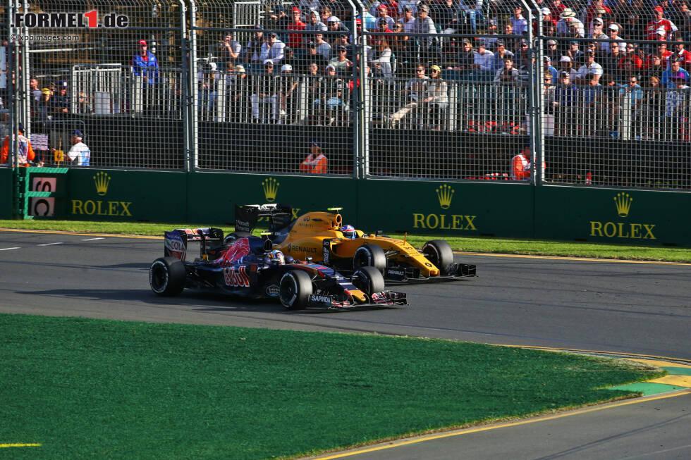 Foto zur News: Jolyon Palmer (Renault) und Carlos Sainz (Toro Rosso)