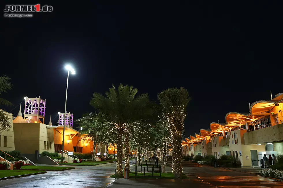 Foto zur News: Paddock bei Nacht