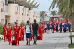 Foto zur News: Teams kommen im Paddock an