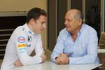 Foto zur News: Ron Dennis und Stoffel Vandoorne (McLaren)