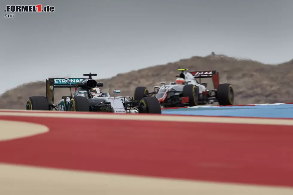 Foto zur News: Lewis Hamilton (Mercedes) und Esteban Gutierrez (Haas)