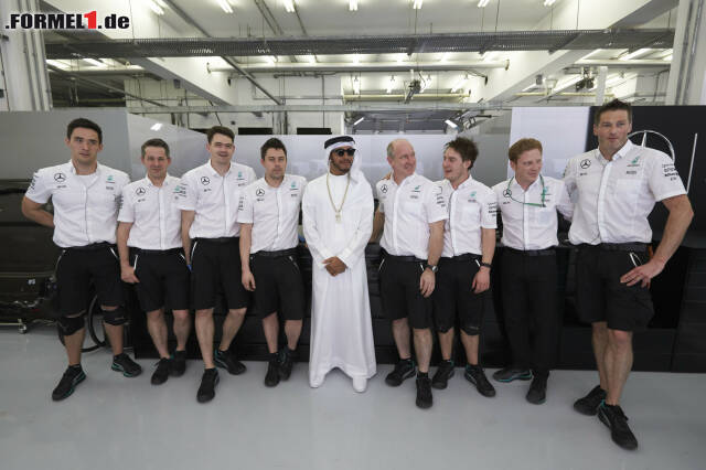 Foto zur News: Lewis Hamilton sorgte in Bahrain für Aufregung. Jetzt durch die Backstage-Fotos klicken, was in Manama sonst noch geschah!