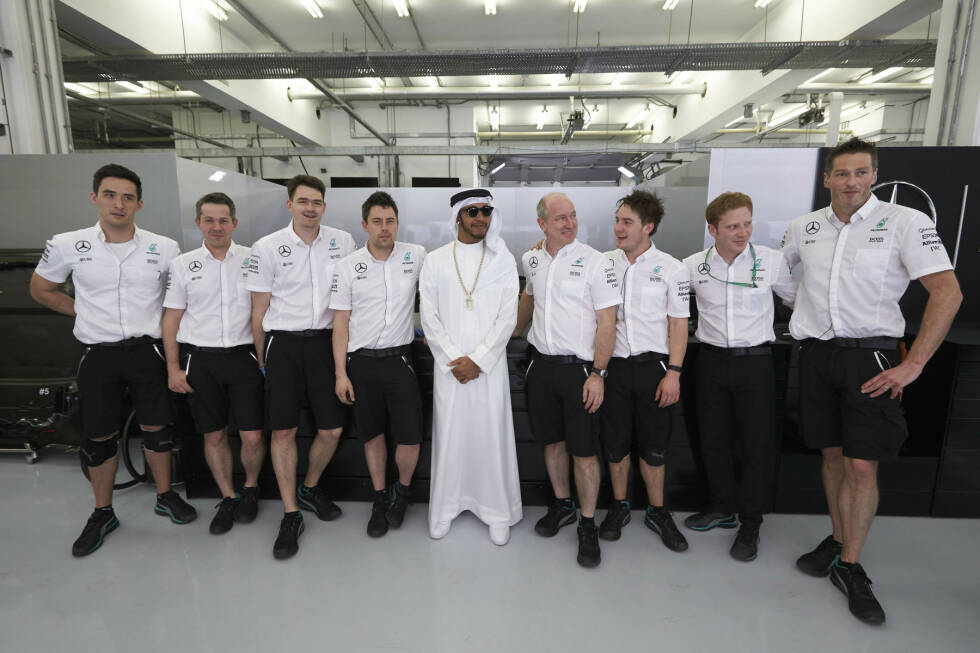 Foto zur News: Lewis Hamilton sorgte in Bahrain für Aufregung. Jetzt durch die Backstage-Fotos klicken, was in Manama sonst noch geschah!