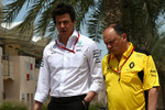 Foto zur News: Toto Wolff (Mercedes) und Frederic Vasseur (Renault)