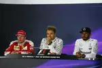 Foto zur News: Nico Rosberg (Mercedes), Lewis Hamilton (Mercedes) und Kimi Räikkönen (Ferrari)