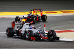 Foto zur News: Romain Grosjean (Haas) und Daniel Ricciardo (Red Bull)