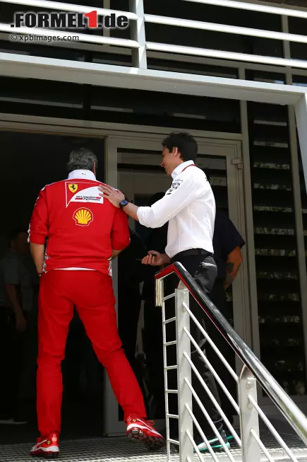 Foto zur News: Toto Wolff (Mercedes) und Maurizio Arrivabene (Ferrari)