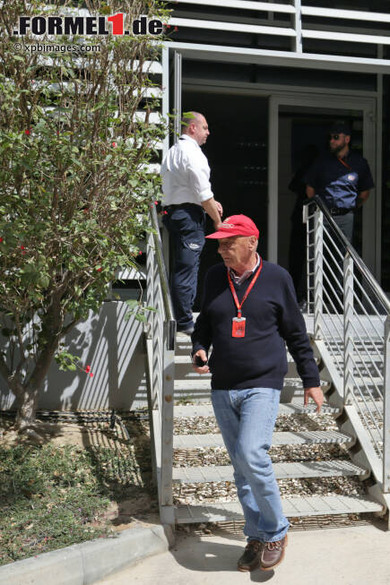 Foto zur News: Niki Lauda verlässt als Erster das Meeting