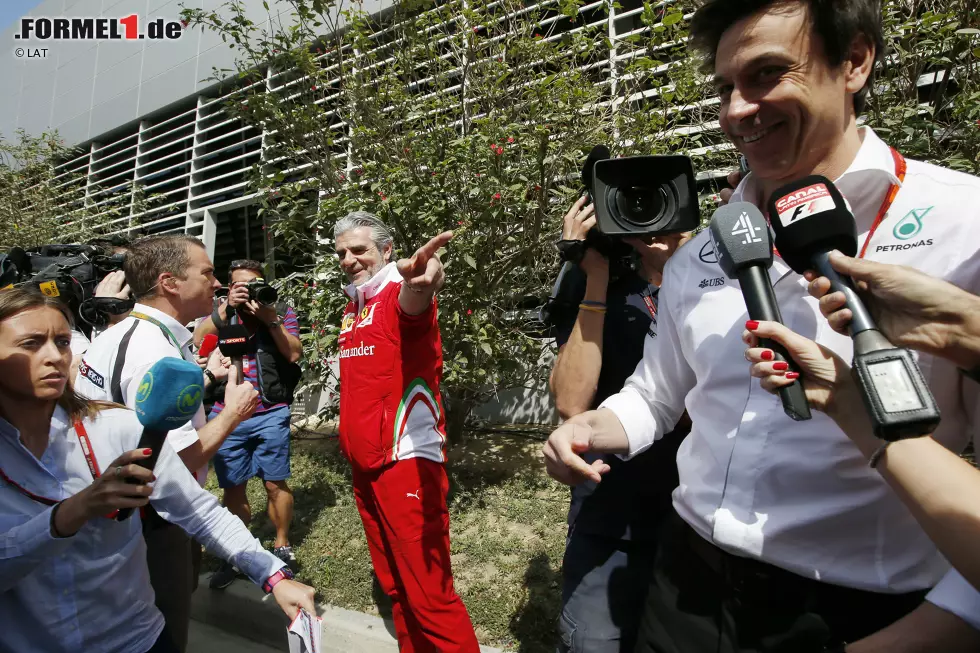 Foto zur News: Toto Wolff und Maurizio Arrivabene