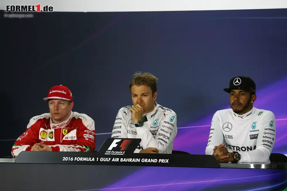 Foto zur News: Nico Rosberg (Mercedes), Lewis Hamilton (Mercedes) und Kimi Räikkönen (Ferrari)