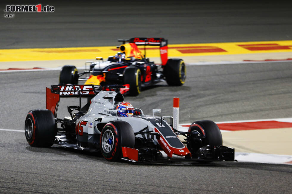 Foto zur News: Romain Grosjean (Haas) und Daniel Ricciardo (Red Bull)
