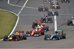 Foto zur News: Daniel Ricciardo (Red Bull) und Nico Rosberg (Mercedes)