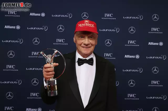 Foto zur News: Niki Lauda ohne sein "Kapperl"? Unvorstellbar! So hat sich die Kappe im Laufe der Jahre entwickelt ...