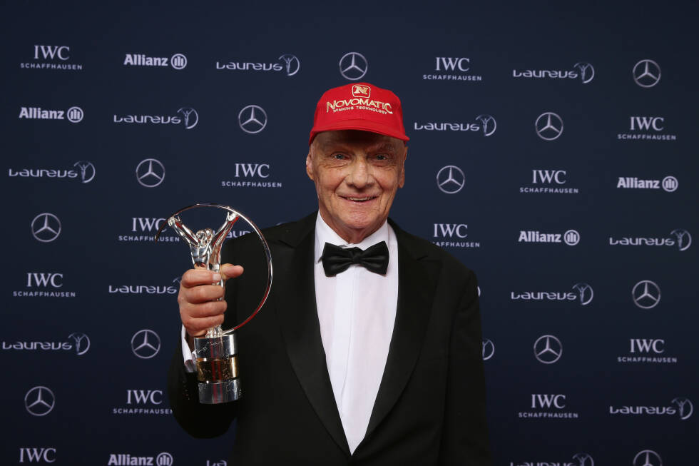 Foto zur News: Niki Lauda ohne sein "Kapperl"? Unvorstellbar! So hat sich die Kappe im Laufe der Jahre entwickelt ...