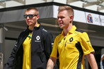 Foto zur News: Kevin Magnussen und Sergei Sirotkin (Renault)