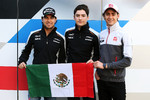 Foto zur News: Sergio Perez, Alfonso Celis (Force India) und Esteban Gutierrez (Haas)