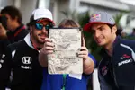 Foto zur News: Fernando Alonso (McLaren) und Carlos Sainz (Toro Rosso)