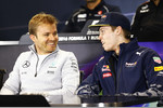 Foto zur News: Nico Rosberg (Mercedes) und Daniil Kwjat (Red Bull)
