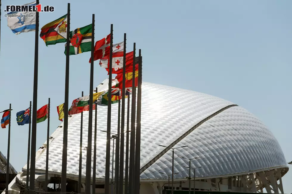 Foto zur News: Die Formel-1-Strecke grenzt an den Medals-Plaza der Olympischen Winterspiele 2014