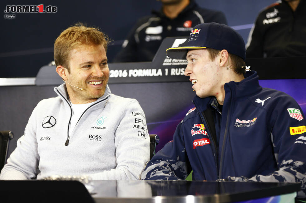 Foto zur News: Nico Rosberg (Mercedes) und Daniil Kwjat (Red Bull)