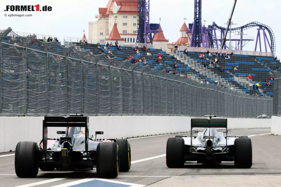 Foto zur News: Fernando Alonso (McLaren) und Lewis Hamilton (Mercedes)