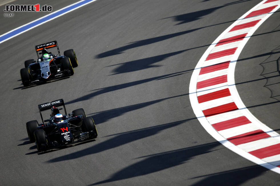 Foto zur News: Fernando Alonso (McLaren) und Nico Hülkenberg (Force India)