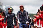 Foto zur News: Felipe Nasr (Sauber) und Carlos Sainz (Toro Rosso)