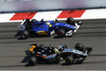 Foto zur News: Sergio Perez (Force India) und Marcus Ericsson (Sauber)