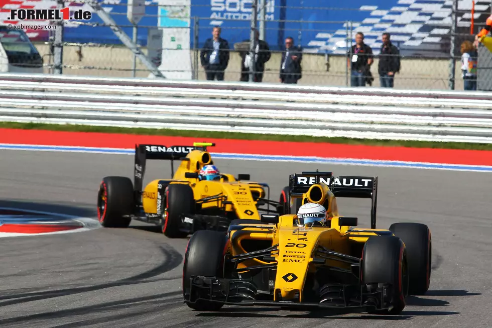 Foto zur News: Kevin Magnussen (Renault) und Jolyon Palmer (Renault)