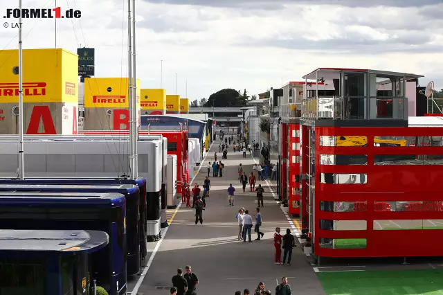 Foto zur News: Paddock in Barcelona