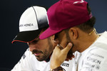 Foto zur News: Fernando Alonso (McLaren) und Lewis Hamilton (Mercedes)