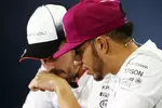 Foto zur News: Fernando Alonso (McLaren) und Lewis Hamilton (Mercedes)