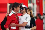 Foto zur News: Fernando Alonso (McLaren) und Luca Baldisserri