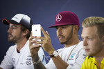 Foto zur News: Fernando Alonso (McLaren), Lewis Hamilton (Mercedes) und Kevin Magnussen (Renault)