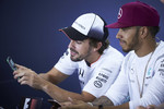 Foto zur News: Lewis Hamilton (Mercedes) und Fernando Alonso (McLaren)