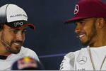 Foto zur News: Fernando Alonso (McLaren) und Lewis Hamilton (Mercedes)