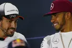 Foto zur News: Fernando Alonso (McLaren) und Lewis Hamilton (Mercedes)