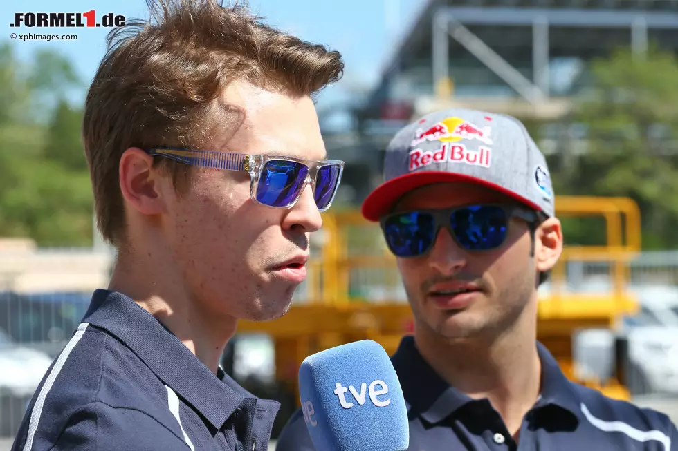 Foto zur News: Daniil Kwjat (Toro Rosso) und Carlos Sainz (Toro Rosso)