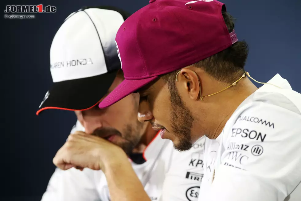 Foto zur News: Fernando Alonso (McLaren) und Lewis Hamilton (Mercedes)