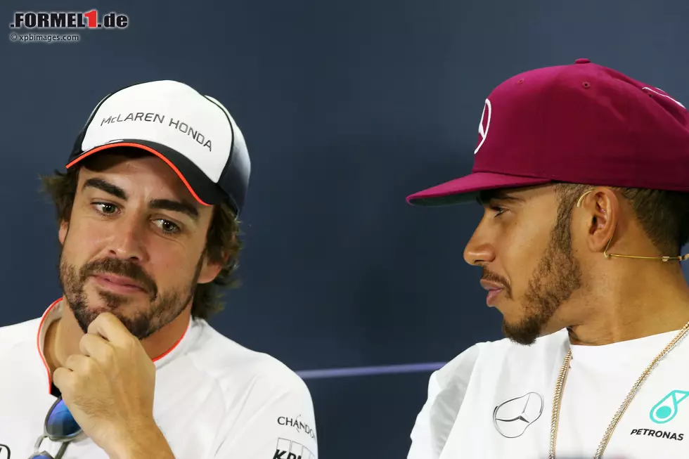 Foto zur News: Fernando Alonso (McLaren) und Lewis Hamilton (Mercedes)