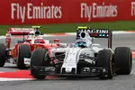 Foto zur News: Valtteri Bottas (Williams) und Kimi Räikkönen (Ferrari)